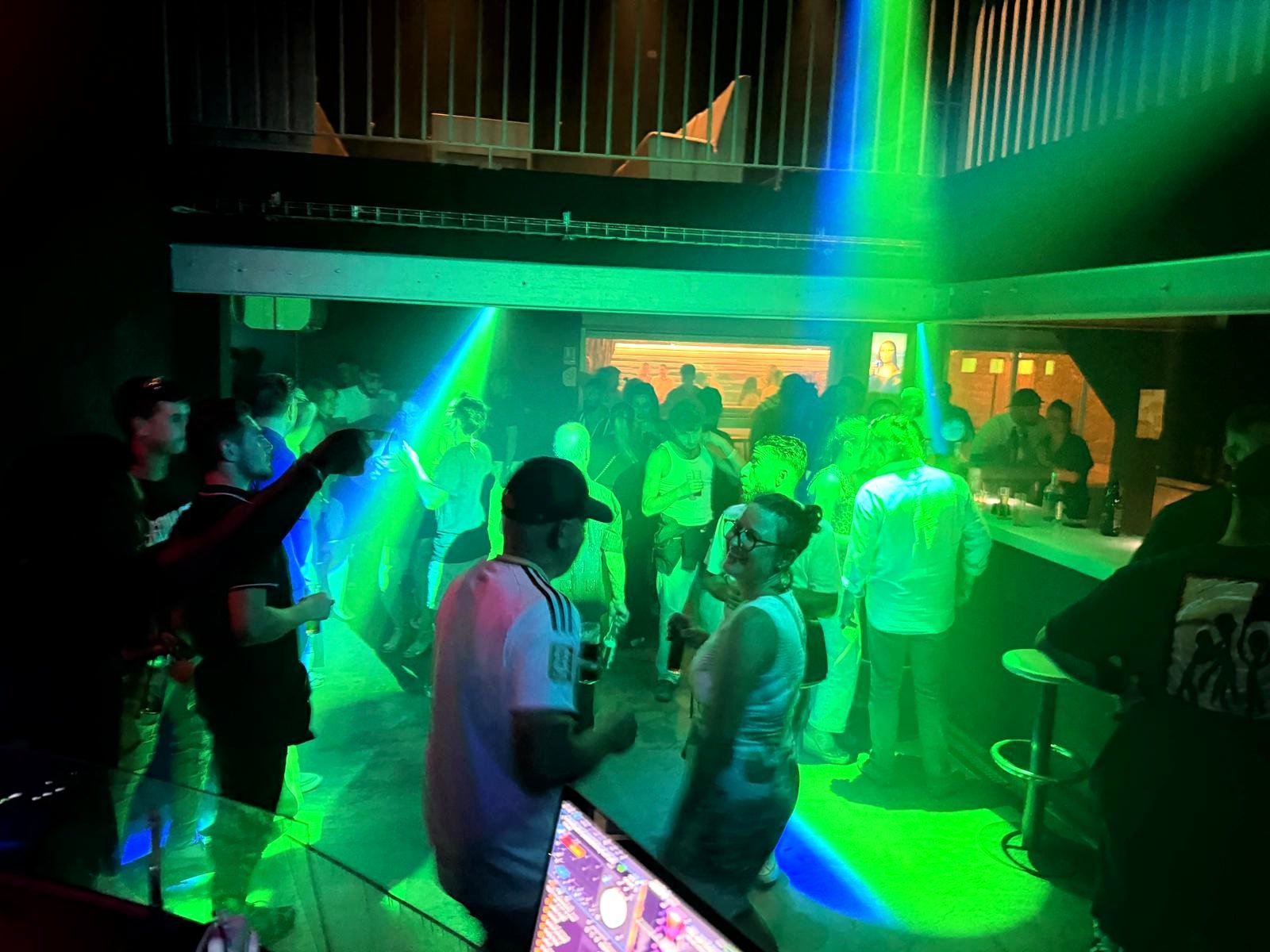 Le dancefloor sous les lumières